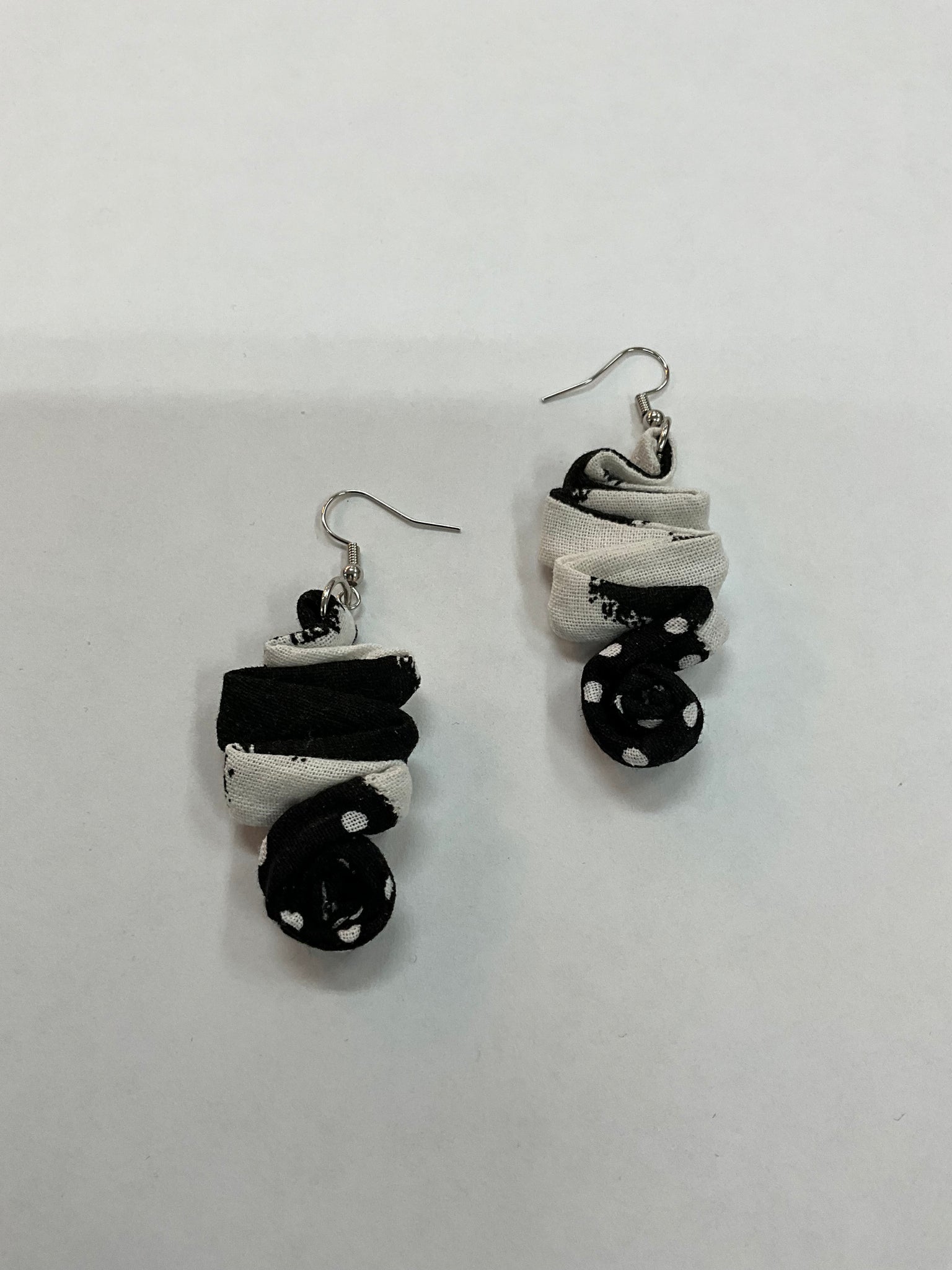 Zig Zag Earrings Black/White